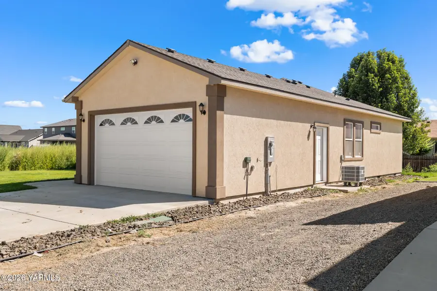 304 Victoria St, Sunnyside, WA 98944 - #2