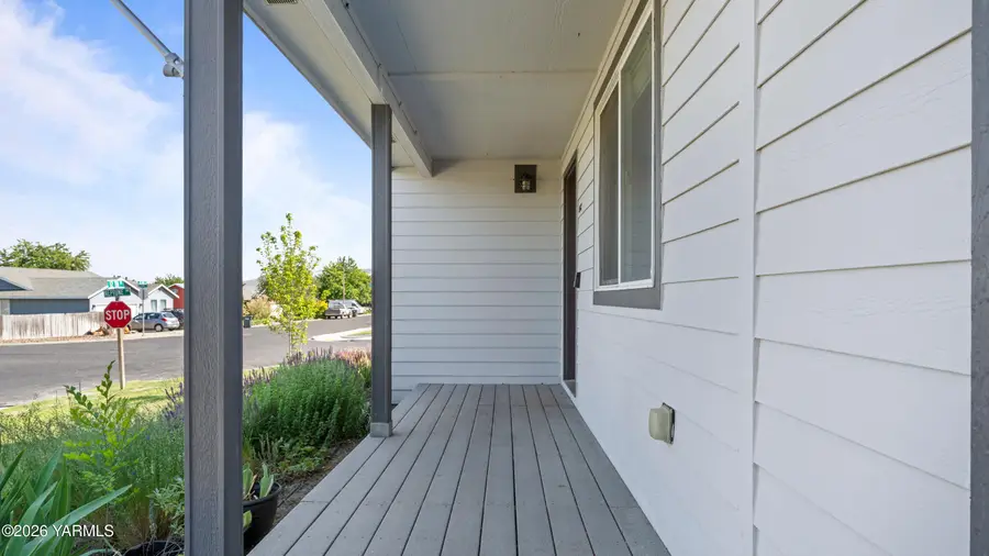 1542 NE 12th St, Benton City, WA 99320 - #2