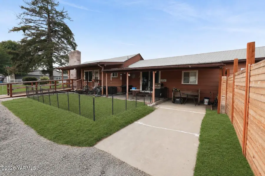 1105 W Cherry Ave, Selah, WA 98942 - #2
