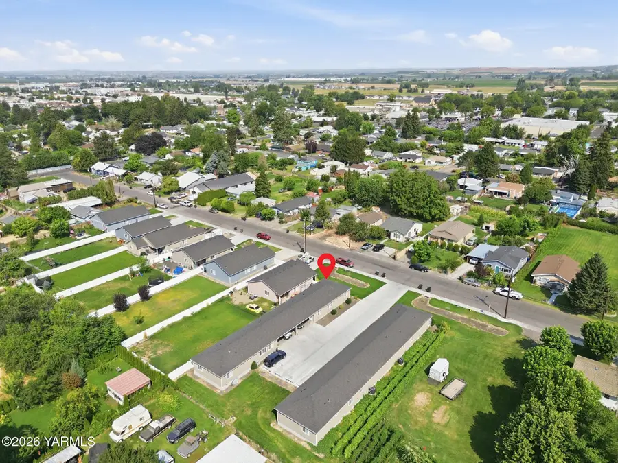 624 E 4th St, Grandview, WA 98930 - #3