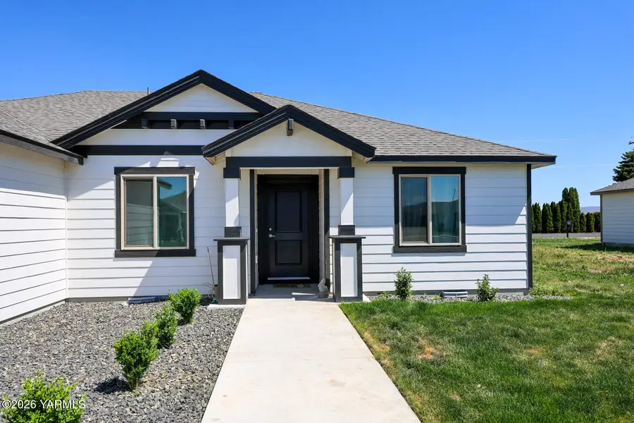 1609 Diamond Ave, Grandview, WA 98930 - #2