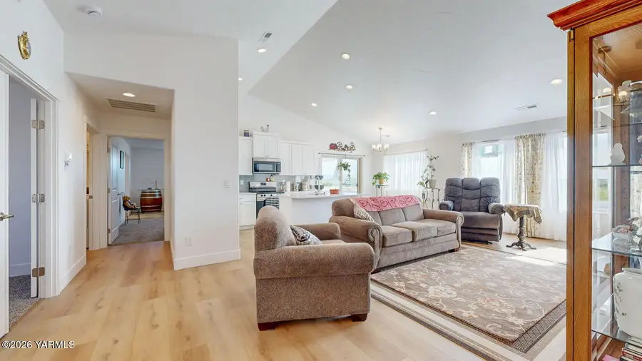 1609 Diamond Ave, Grandview, WA 98930 - #3