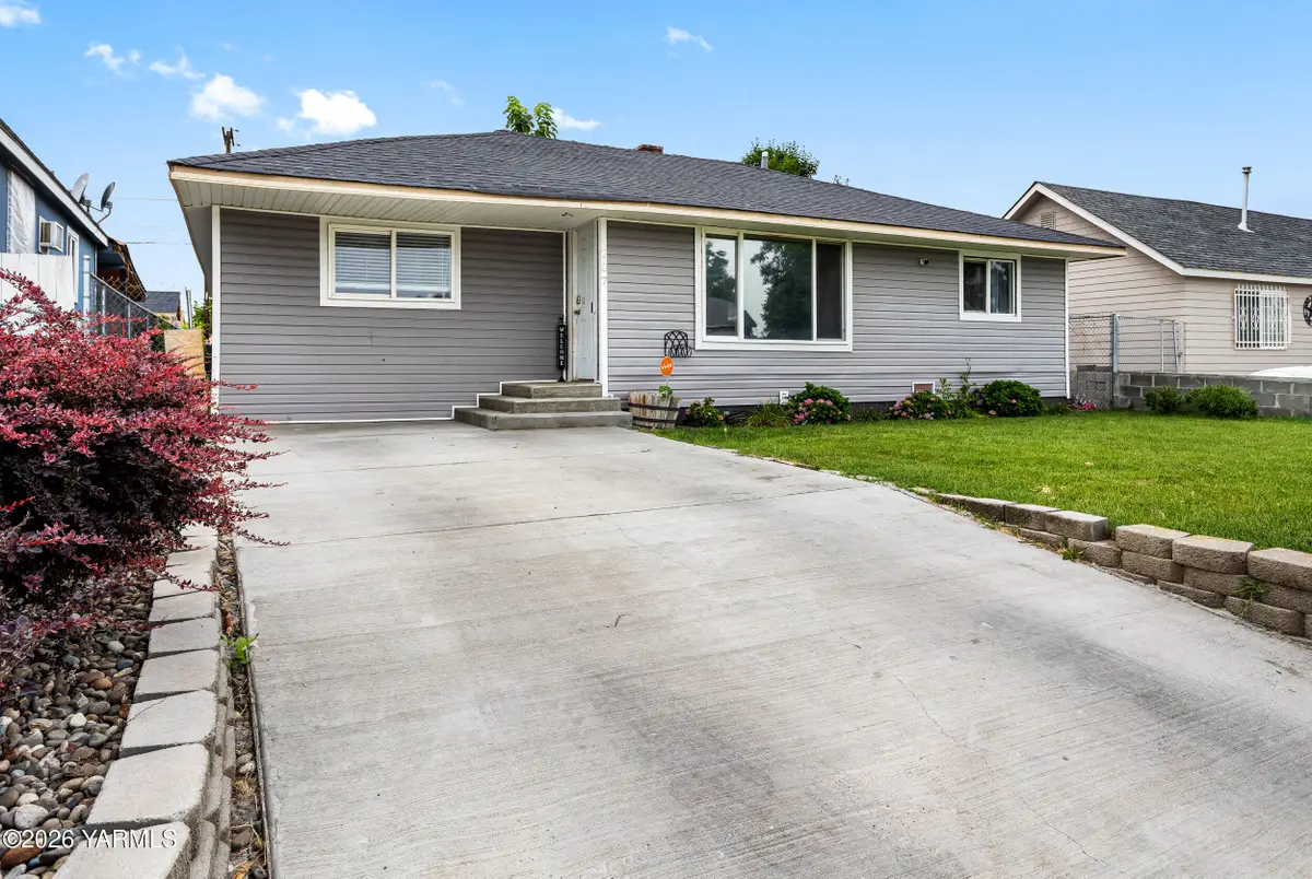 207 N F St, Toppenish, WA 98948 - #1