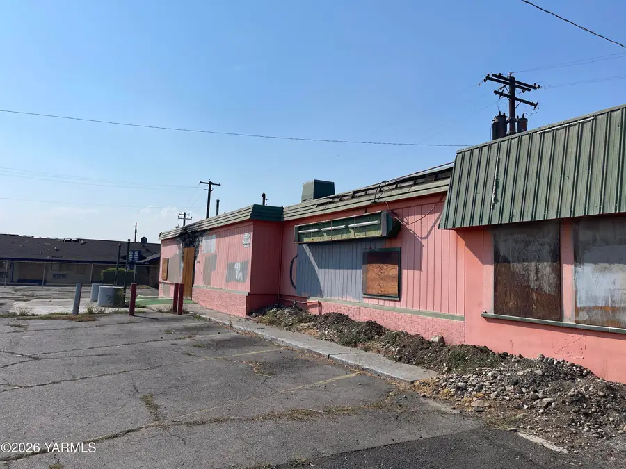 1026 N 1st St, Yakima, WA 98901 - #3
