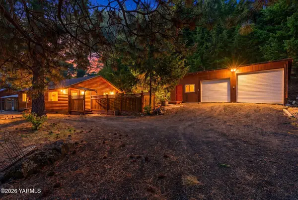 150 Pine Cliff Dr, Naches, WA 98937