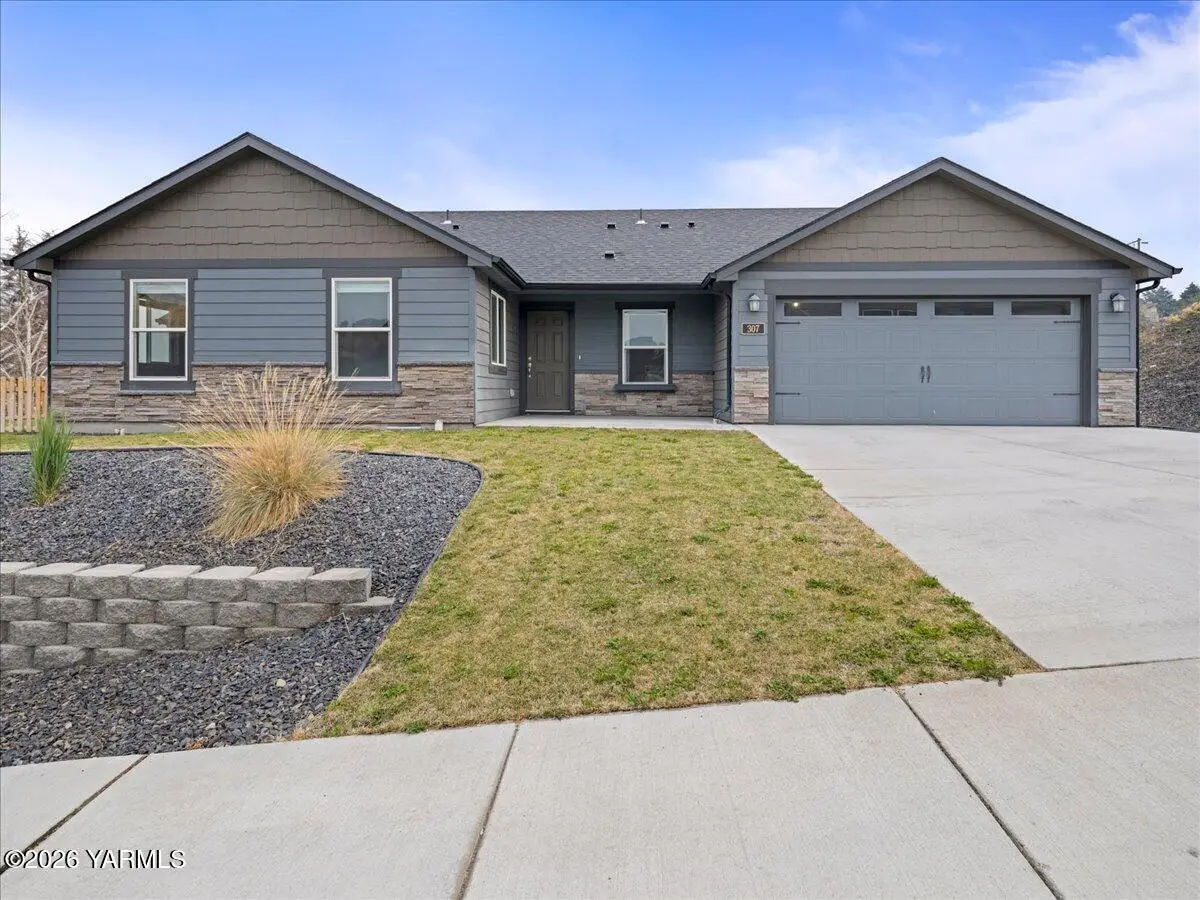 307 S 12th St, Selah, WA 98942 - #1