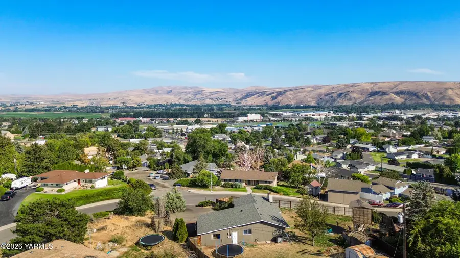 70 Herlou Dr, Selah, WA 98942 - #2