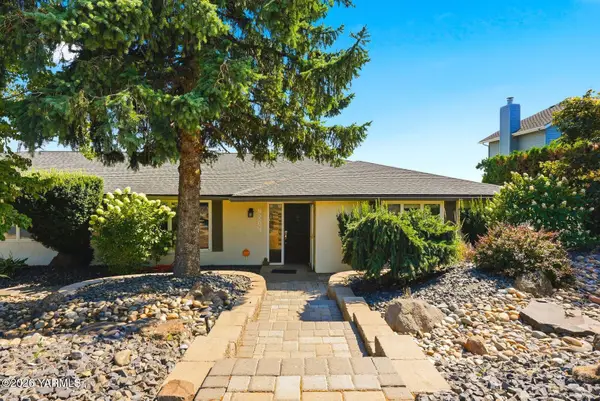4204 Scenic Dr, Yakima, WA 98908