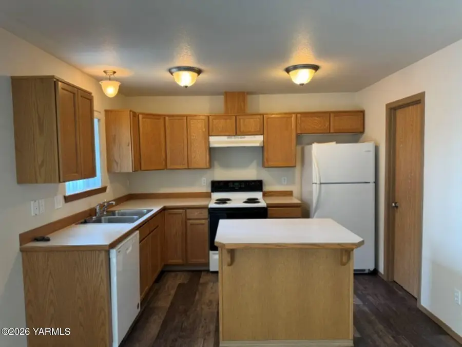 104B E Home, Selah, WA 98942 - #2