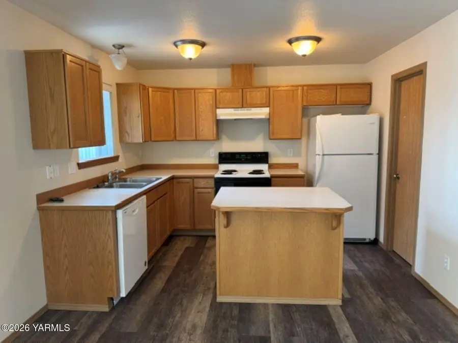 104B E Home, Selah, WA 98942 - #3