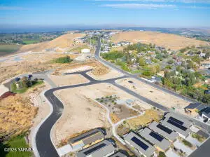 838 Sunlight Ln, Selah, WA 98942 - #2