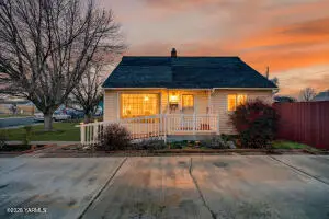 702 S 12th St, Sunnyside, WA 98944