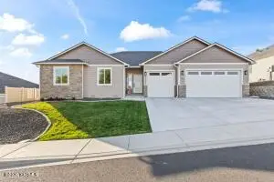 304 Rainier Dr, Yakima, WA 98908 - #1