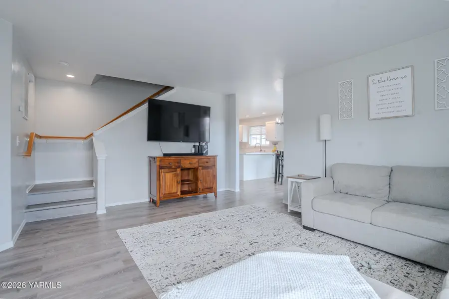 118 W Goodlander, Selah, WA 98942 - #2
