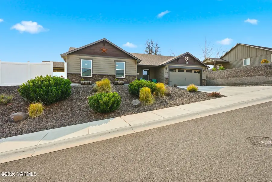 303 S 12th, Selah, WA 98942 - #2