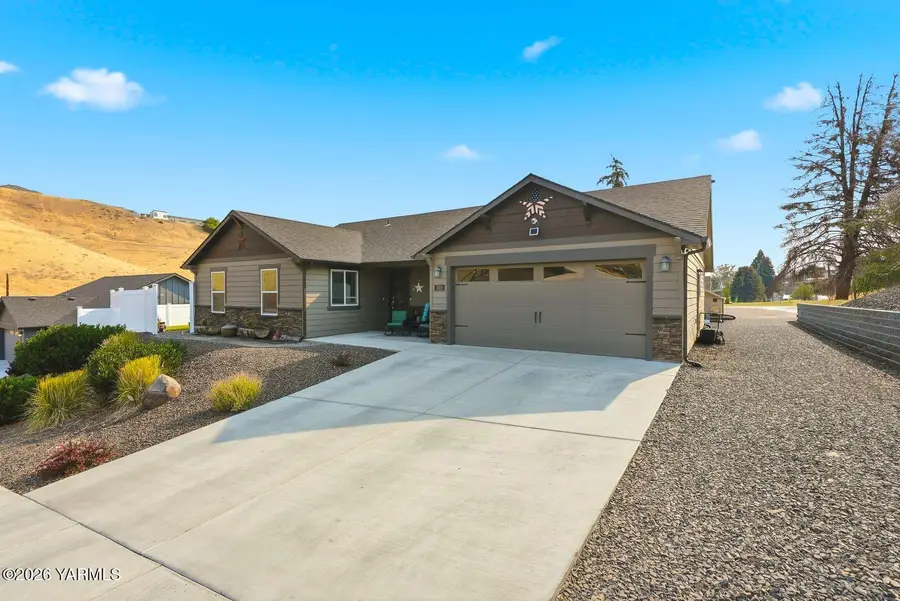 303 S 12th, Selah, WA 98942 - #3