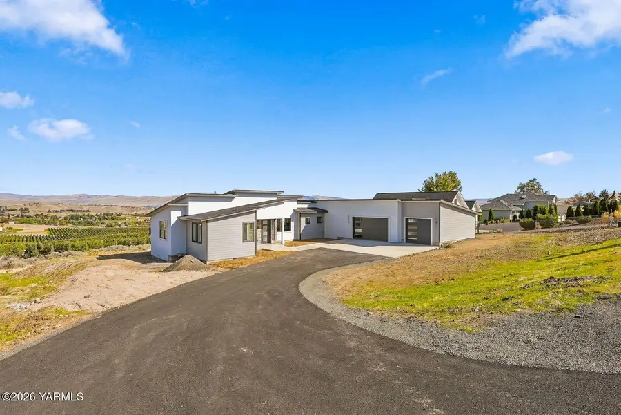 151 Lookout Point, Selah, WA 98942 - #2