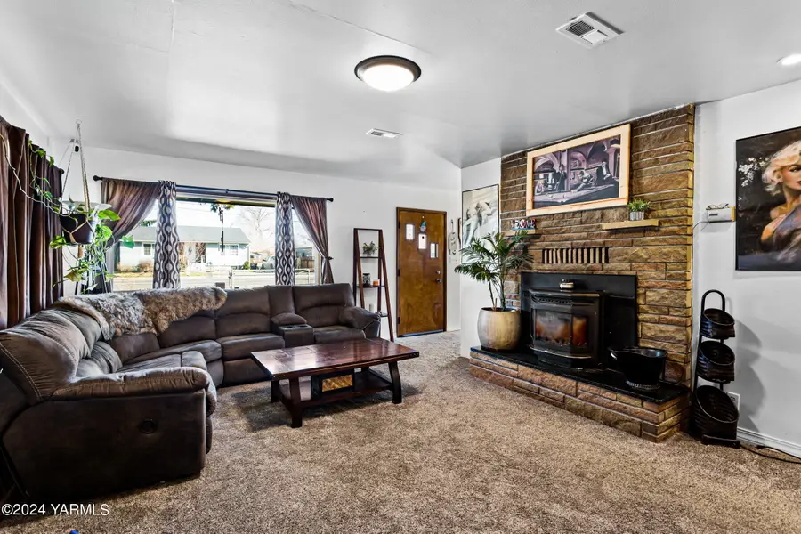 1612 S 3rd, Yakima, WA 98902 - #3