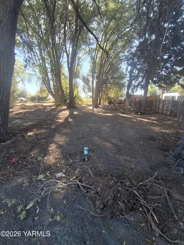 422 E Q, Yakima, WA 98901