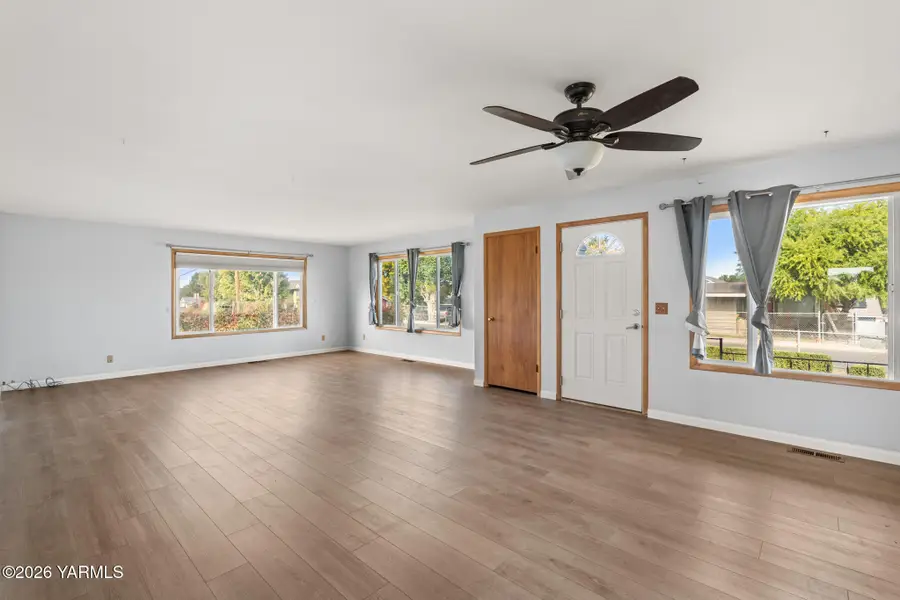 306 Nicka, Grandview, WA 98930 - #3