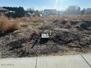 898 Ellen Ln, Zillah, WA 98953 - Image #1