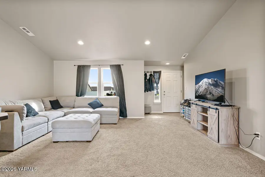 118 Bitters Lp, Grandview, WA 98930 - #3