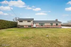 790 E Bonnieview Rd, Grandview, WA 98930