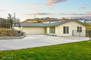 608 Anchor Pl, Selah, WA 98942 - #2