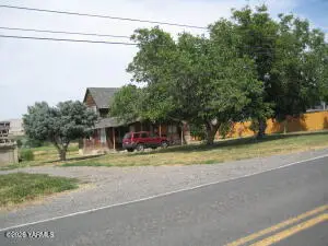 8711 Postma Rd, Yakima, WA 98901
