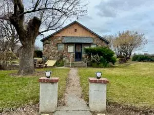 802 Woods Rd, Sunnyside, WA 98944 - #1