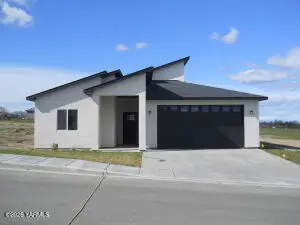 405 Hogan St, Sunnyside, WA 98944