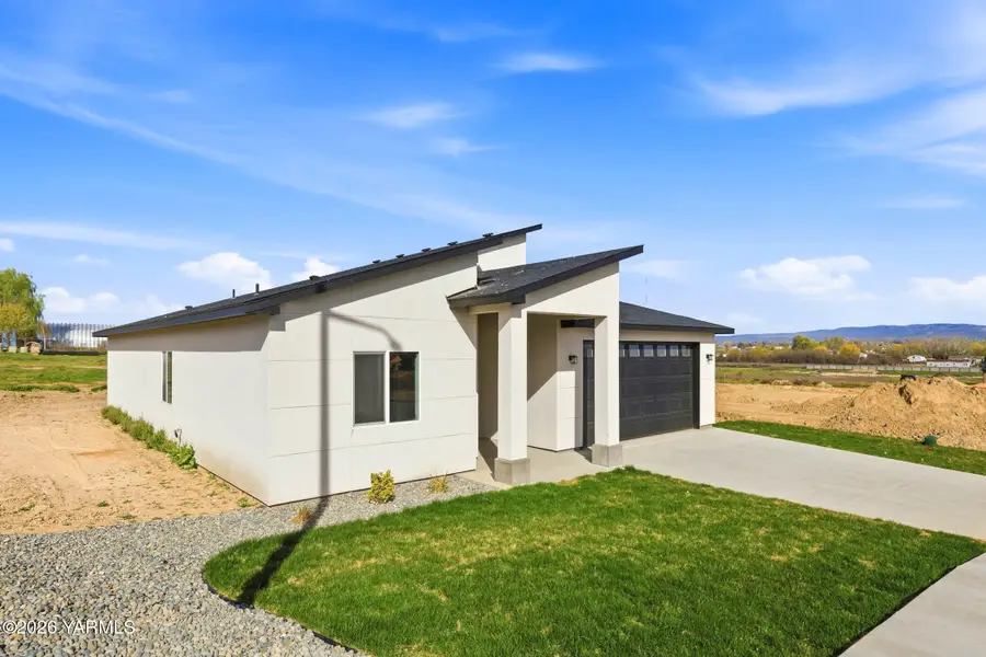 405 Hogan St, Sunnyside, WA 98944 - #3