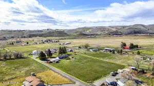 142 Foster Ln, Selah, WA 98942 - #2