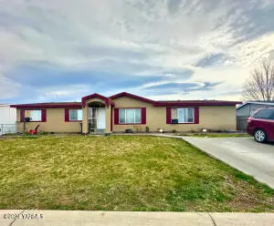 6104 Crestfields Rd, Yakima, WA 98903