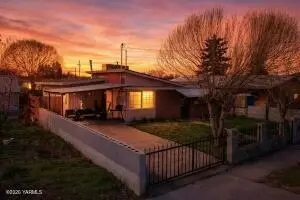 203 N Hawthorne St, Toppenish, WA 98948 - #1