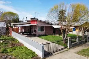 203 N Hawthorne St, Toppenish, WA 98948 - #2