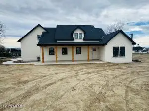 304 6th St, Zillah, WA 98953 - #1