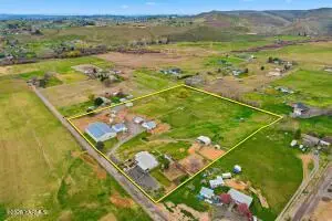 150 Dusty Puddle Rd #A&B, Selah, WA 98942 - #2