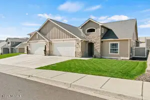 220 N 89th Ave, Yakima, WA 98908