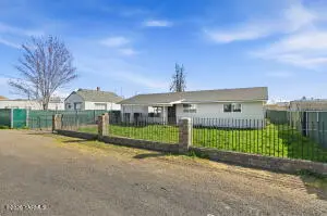 819 N 18th Ave, Yakima, WA 98902 - #1
