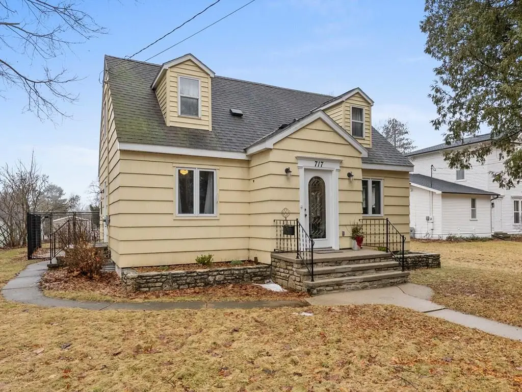717 Oregon St, Sturgeon Bay, WI 54235 - #1