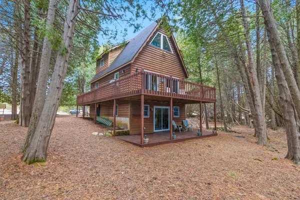 7976 W Cedar Dr, Forestville, WI 54213