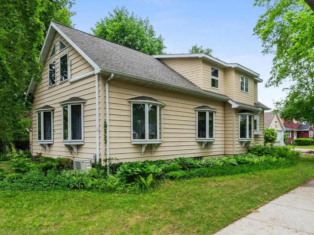 307 S 12th Ave, Sturgeon Bay, WI 54235 - #1