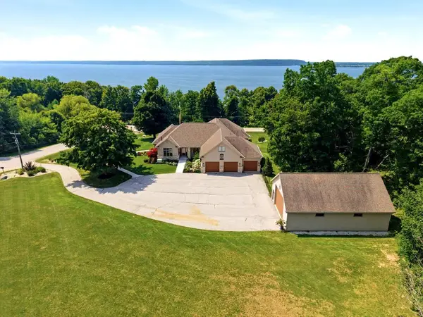 4725 Bluff Dr, Sturgeon Bay, WI 54235
