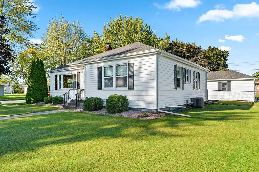 527 Parker Ave, Algoma, WI 54201 - #1