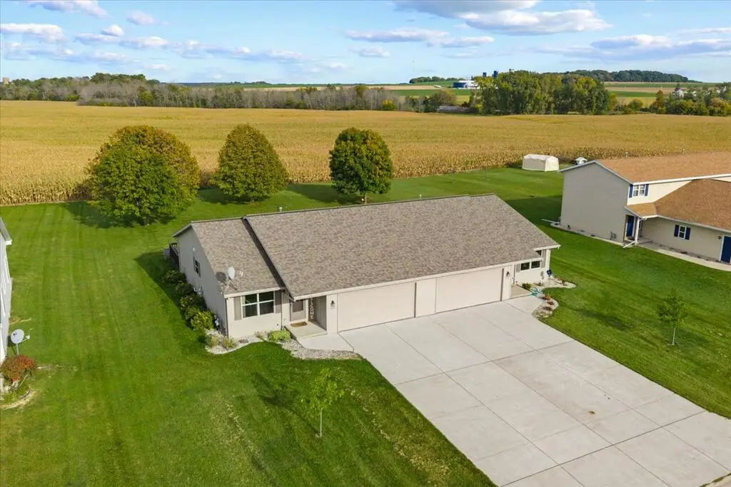 418-420 Prairie Ln, Luxemburg, WI 54217 - #1