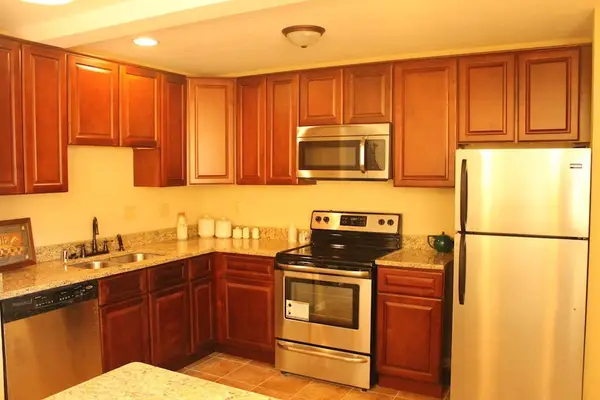 5270 Somerset LANE S, Greenfield, WI 53221