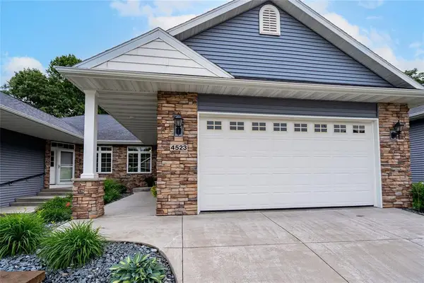 4523 Village Oaks Circle, Eau Claire, WI 54701