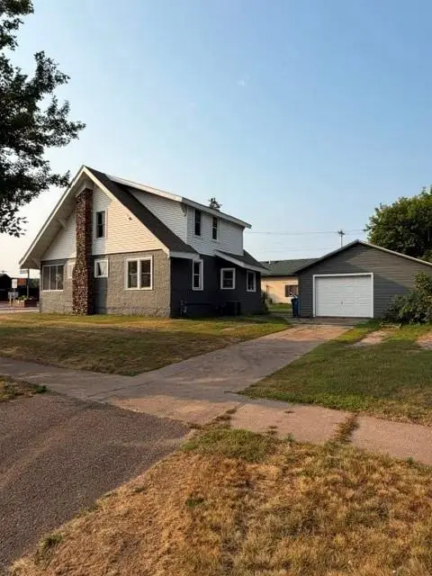 121 N River St, Spooner, WI 54801