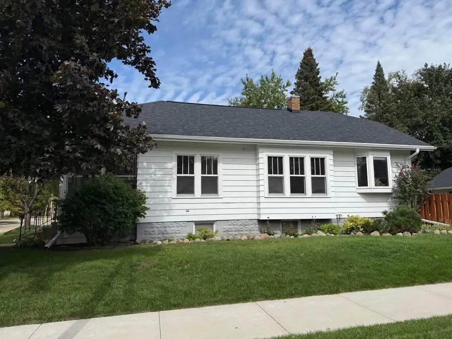 932 Sawyer Street, Oshkosh, WI 65250 - #2